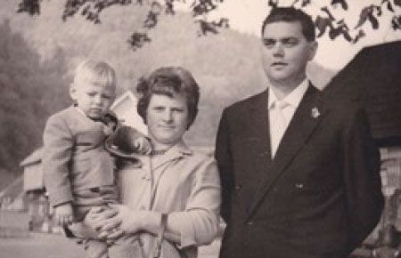Familienfoto von Markus und Luise Späth mit dem Sohn Markus